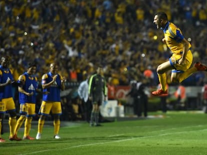 André-Pierre Gignac celebra el primer gol de Tigres.