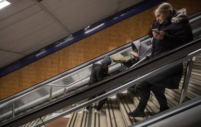 Dos usuarias bajan un carrito de bebé por las escaleras al estar rotas las mecánicas.