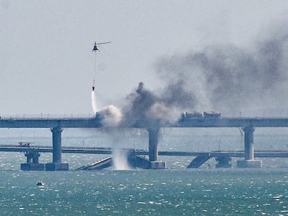 El puente de Crimea, que une la ocupada península con Rusia, quedó dañado el sábado tras sufrir una explosión.