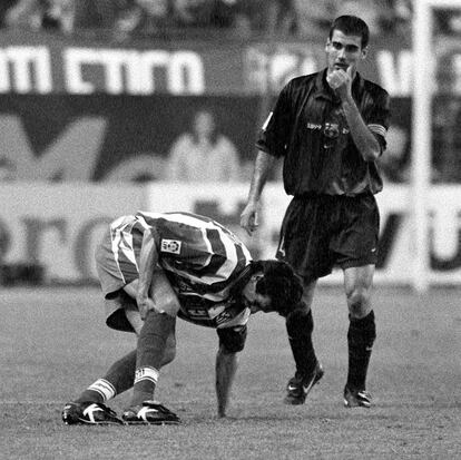 Valerón se echa mano a su rodilla derecha en el momento de lesionarse en un partido de Liga de 1999, al fondo Guardiola. El resultado de este encuentro fue de empate a uno.