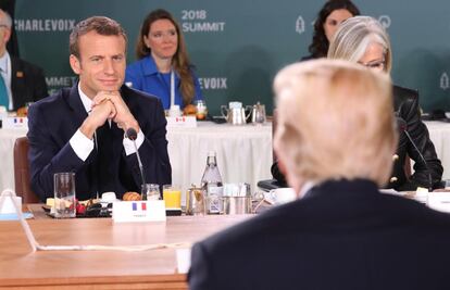 El presidente de Fancia,  Emmanuel Macron mira a Donald Trump, presidente de EE UU, durante un almuerzo, el 9 de junio de 2018.