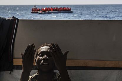 El 19 de julio el barco Dignity I de Médicos Sin Fronteras rescató a 129 personas, la mayoría de Nigeria. Al llegar al barco este nigeriano rezaba al sentirse a salvo. A sus espaldas el rescate continúa. Mar Mediterráneo (aguas internacionales entre Libia e Italia). Julio de 2015.