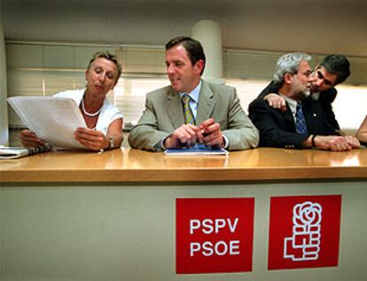 Joan Ignasi Pla, en el centro, antes del inicio de la reunión de la ejecutiva del PSPV.