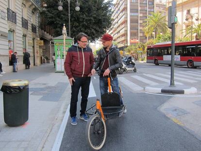 El concejal de Movilidad de Valencia, Guiseppe Grezzi, a la izquierda, en el anillo ciclista.
