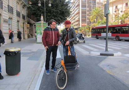 El concejal de Movilidad de Valencia, Guiseppe Grezzi, a la izquierda, en el anillo ciclista.