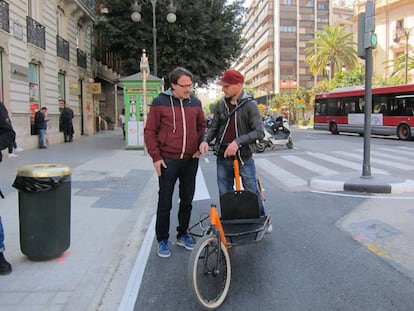 El concejal de Movilidad de Valencia, Guiseppe Grezzi, a la izquierda, en el anillo ciclista.