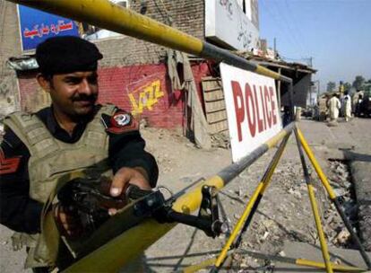 Un policía paquistaní hace guardia en un puesto de control en Peshawar.
