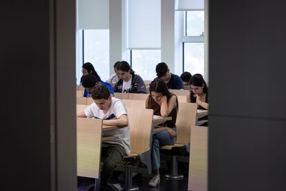 Estudiants durant el primer dia de Selectivitat a Barcelona.  