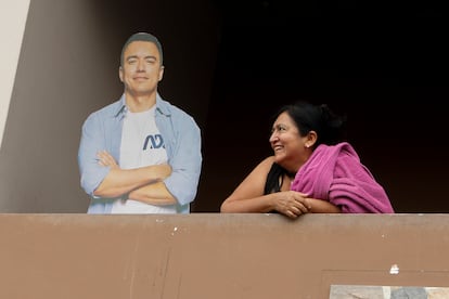 Una mujer posa junto a un muñeco de cartón del candidato a la reelección, Daniel Noboa, este miércoles, en Guayaquil (Ecuador).