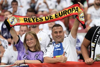 Dos aficionados madridistas en la grada del Estadio Nacional de Varsovia.