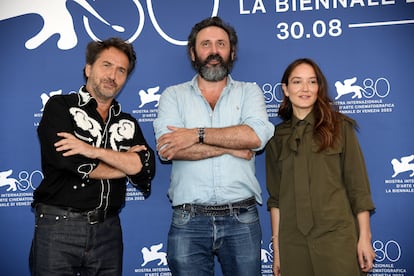 Quentin Dupieux (centro), Edouard Baer y Anais Demoustier, antes de la presentación de 'Daaaaaali!' ante la prensa del festival de Venecia. 