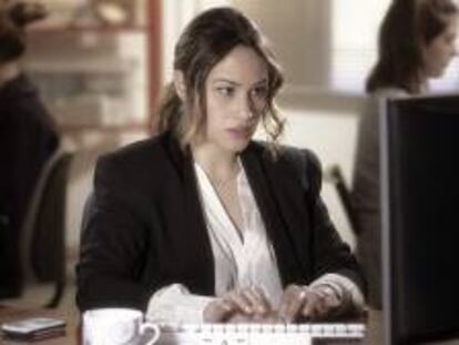 Imagen facilitada por la productora Naissant Media, en la que aparece Aida Folch, una de las actrices que se ha sumado a la serie "are you APP?", que, con la finalidad de reírse de uno mismo, invita, a partir de su estreno en internet el 14 de noviembre, a que los espectadores participen contando sus experiencias con las nuevas tecnologías y creando la banda sonora, el vestuario e, incluso, el decorado de "sketches".