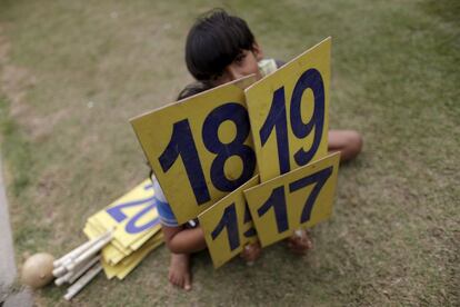 Esta es la prima vez en que el evento traspasa fronteras brasileñas y acoge a los pueblos originarios de otros países del mundo. En la imagen, niños indígenas sostienen carteles con puntuaciones durante una prueba deportiva.