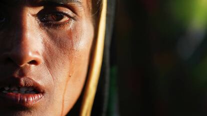 Amina Khatun, refugiada Rohingya de 30 a&ntilde;os, llora despu&eacute;s de haber llegado con su familia al campo para desplazados de Cox&#039;s Bazar, en Bangladesh, el pasado 10 de octubre. Amina denunci&oacute; que su aldea, en la regi&oacute;n birmana de Buthidaung, fue atacada por el Ej&eacute;rcito del pa&iacute;s y quemada. La mujer llevaba sin comer tres d&iacute;as. 