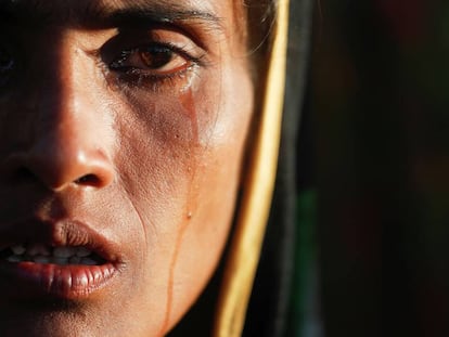 Amina Khatun, refugiada rohinyá de 30 años, llora después de haber llegado con su familia al campo para desplazados de Cox's Bazar, en Bangladés, el pasado 10 de octubre.