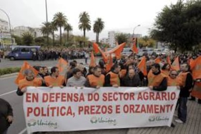 Concentración de ganaderos, hoy, frente a la Delegación del Gobierno en Galicia en protesta por los recortes en las ayudas agrícolas y para reclamar un reparto "equitativo" de los fondos entre las comunidades autónomas.