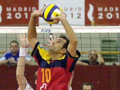 El exjugador de la selección española de voleibol Cosme Prenafeta en un partido de 2003.