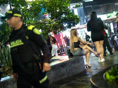 Policías de Colombia en las calles de Medellín.