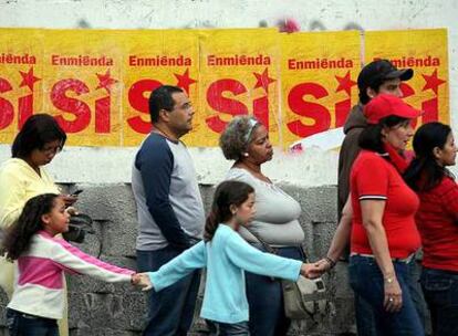 Millones de venezolanos están convocados a votar una enmienda constitucional que permitiría la reelección indefinida de los cargos públicos
