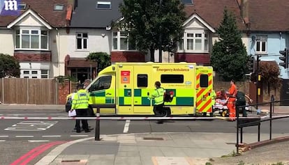 Los servicios de emergencia atienden a la mujer herida en el accidente, en una imagen tomada de un vídeo publicado por el 'Daily Mail'.