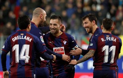 Los jugadores del Eibar celebran uno de los goles al Girona.