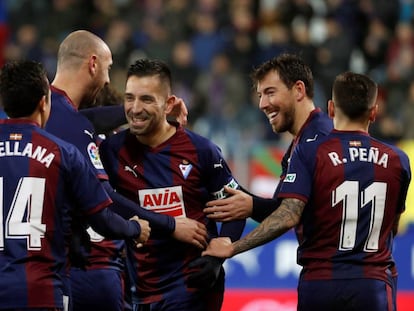 Los jugadores del Eibar celebran uno de los goles al Girona.