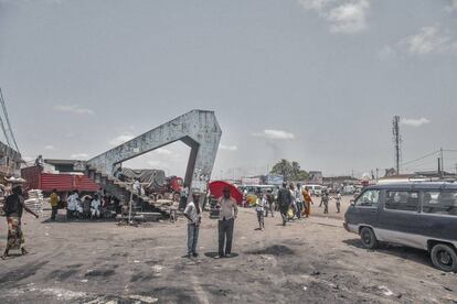 Un puente peatonal derribado, en el Boulevard Lumumba, de Masina, Kinshasa. 2013.