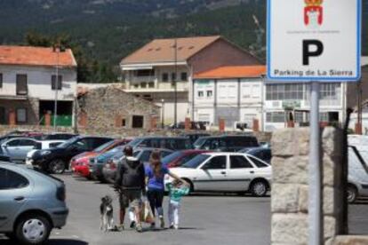 Entrada al aparcamiento en el centro de Guadarrama.