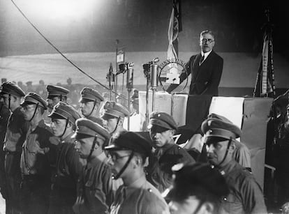 El excanciller Franz von Papen, en un mitin electoral en 1933.