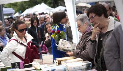 Una mujer hojea uno de los libros puestos a la venta el año pasado.