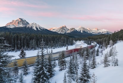 Un tren a su paso por las Montañas Rocosas, en Canadá.