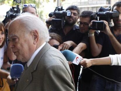 Jordi Pujol es interrogado el pasado lunes por los periodistas al llegar a su domicilio en Barcelona