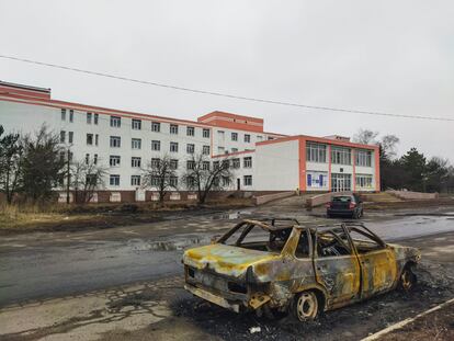 Un coche destrozado junto al hospital de Vuhledar, en el Donbás, tras un bombardeo que causó cuatro muertos. 