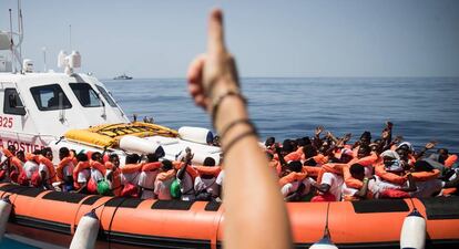 Migrants are moved from the ‘Aquarius’ to another boat that will travel to Spain.