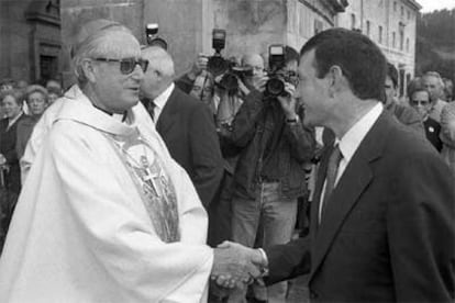 José María Setién, obispo de San Sebastián entre 1979 y 2000, saluda al <i>lehendakari</i>, Juan José Ibarretxe, en la basílica de Loyola en 1998.