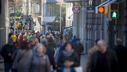 Transe&uacute;ntes en la avenida Diagonal de Barcelona.