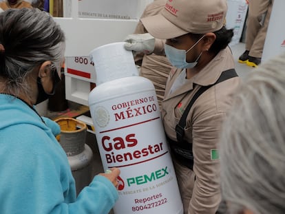 Trabajadores de Gas Bienestar reparten tanques de gas LP, en Iztapalapa, México.