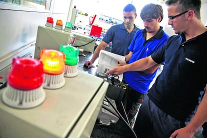 Alumnos de FP dual durante su periodo de pr&aacute;cticas en el centro de Siemens de Getafe.