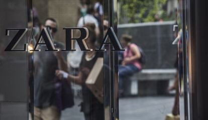 El logo de Zara en una tienda del grupo Inditex