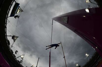 Steven Hooker de Australia en la prueba de salto con pértiga.