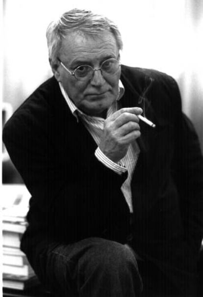 El escritor y pintor Manuel Padorno, en 1990.