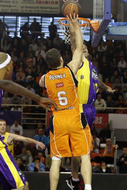 Penney (Fuenlabrada) lanza ante Martín (Valladolid).