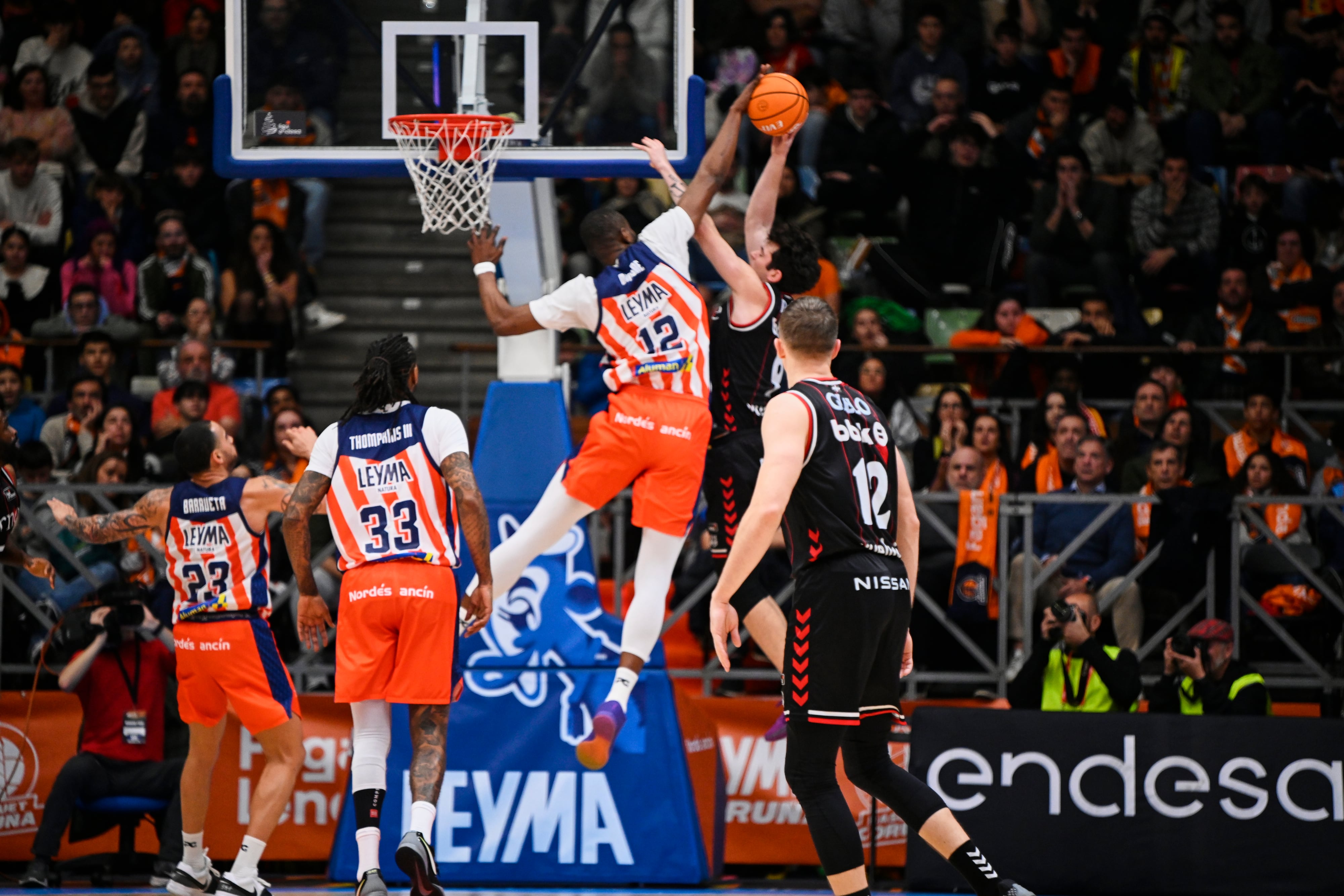 Atoumane Diagne tapona a Rubén Domínguez, del Bilbao Basket, el pasado diciembre, en una imagen de la ACB.