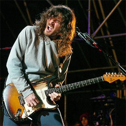 John Frusciante, el guitarrista de la longeva banda californiana -se creó en 1983- desapareció y reapareció en sus filas. Sustituto de Duane McKnight -a su vez suplente del guitarra fundador, Hillel Slovak-, ingresó en los Red Hot en 1989, para irse en 1991 durante una gira por Japón. Volvió en 1998, esta vez, parece, para quedarse.