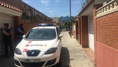 Els Mossos, al carrer on s'ha produït l'assalt.