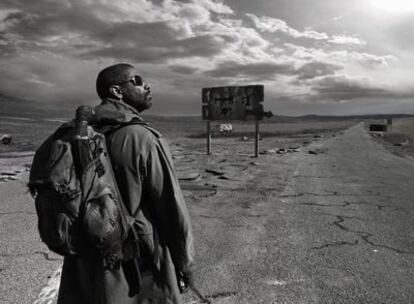 Denzel Washington, en un fotograma del drama  <i>The book of Eli</i>, en el que protege un libro sagrado que puede salvar a la humanidad.