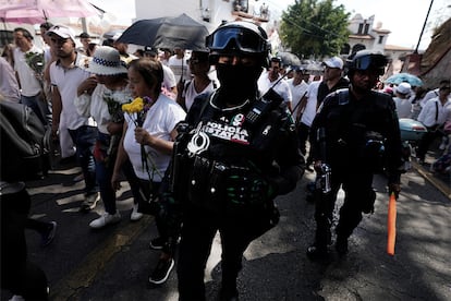 Miembros de la Policía Estatal de Guerrero escoltan el cortejo fúnebre de la niña Camila, en Taxco, en marzo de 2024.