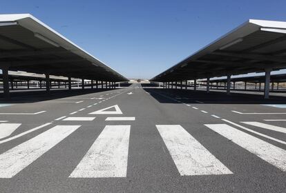 Ningún vehículo ocupaba las plazas del aparcamiento del aeropuerto de Ciudad Real en el último día de vuelos comerciales