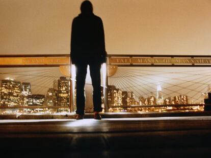 Vista nocturna del &#039;skyline&#039; de Manhattan desde Brooklyn (Nueva York).