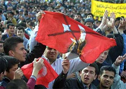 Manifestantes kurdos queman una bandera de Turquía ayer en Erbil, en protesta por una posible intervención turca en Irak.